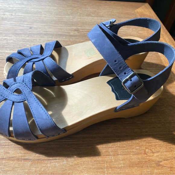 Elegant Blue Suede Sandals - Picture 5 of 10